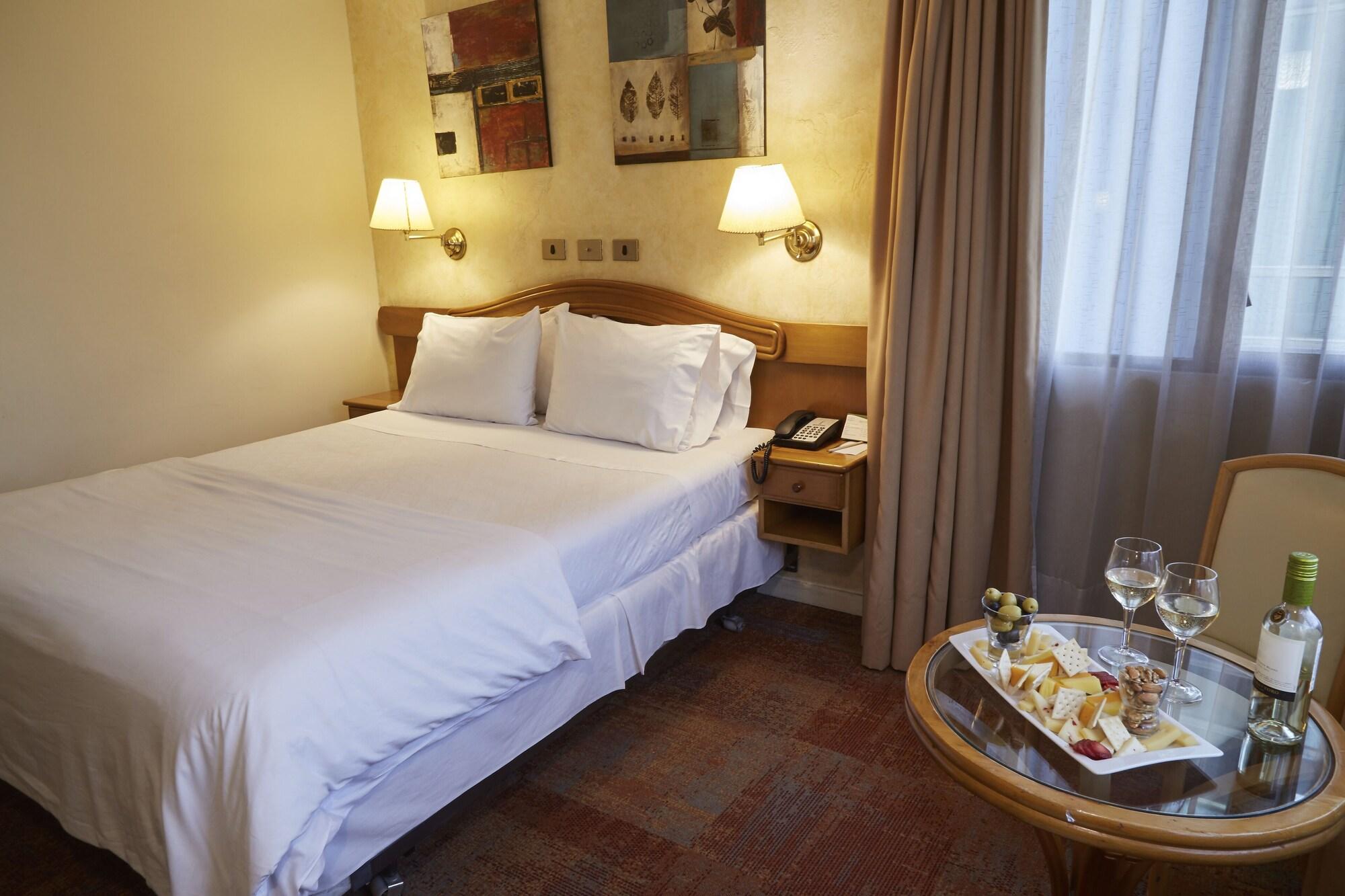 Hotel Torremayor Lyon Сантьяго Экстерьер фото