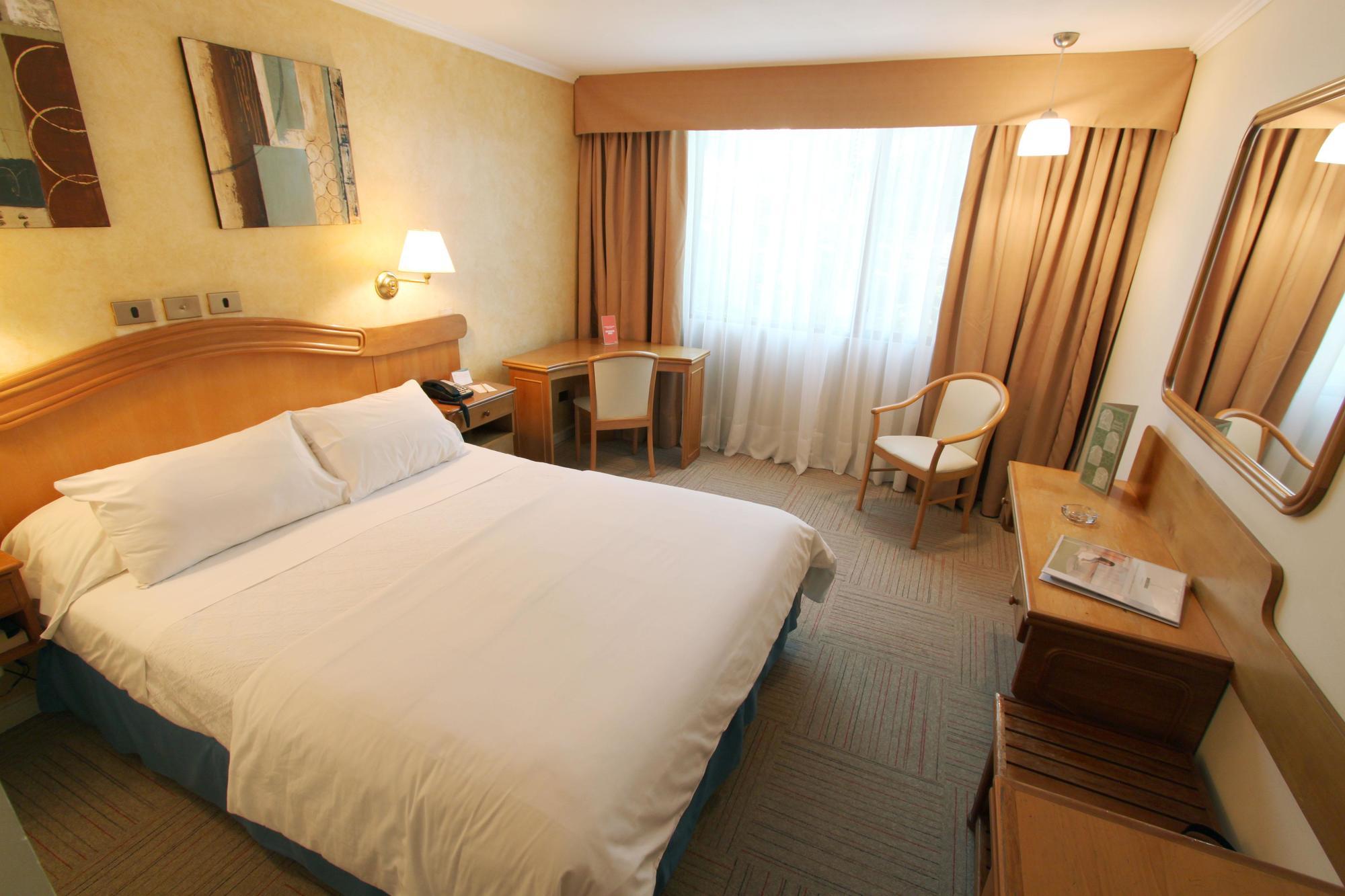 Hotel Torremayor Lyon Сантьяго Номер фото